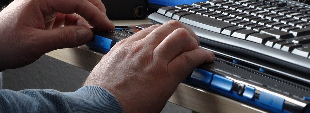 Bedienung einer Braillezeile (Blinden-Punktschrift), die eine haptische Interaktion mit digitalen Anwendungen erlaubt